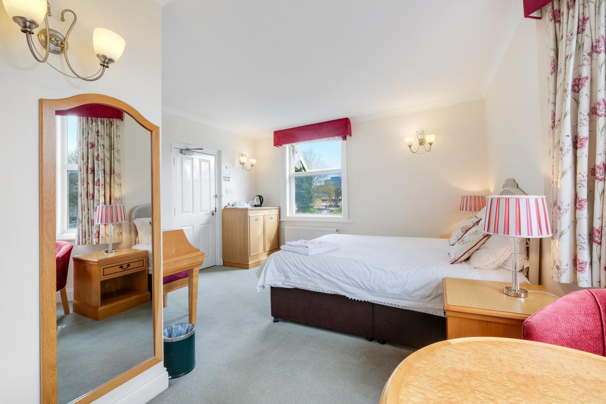 Отель Charles House - Windsor Castle Экстерьер фото